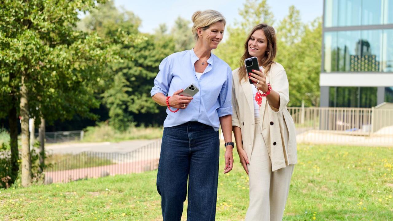 Dress red day-telefoonkoord-moeder-dochter
