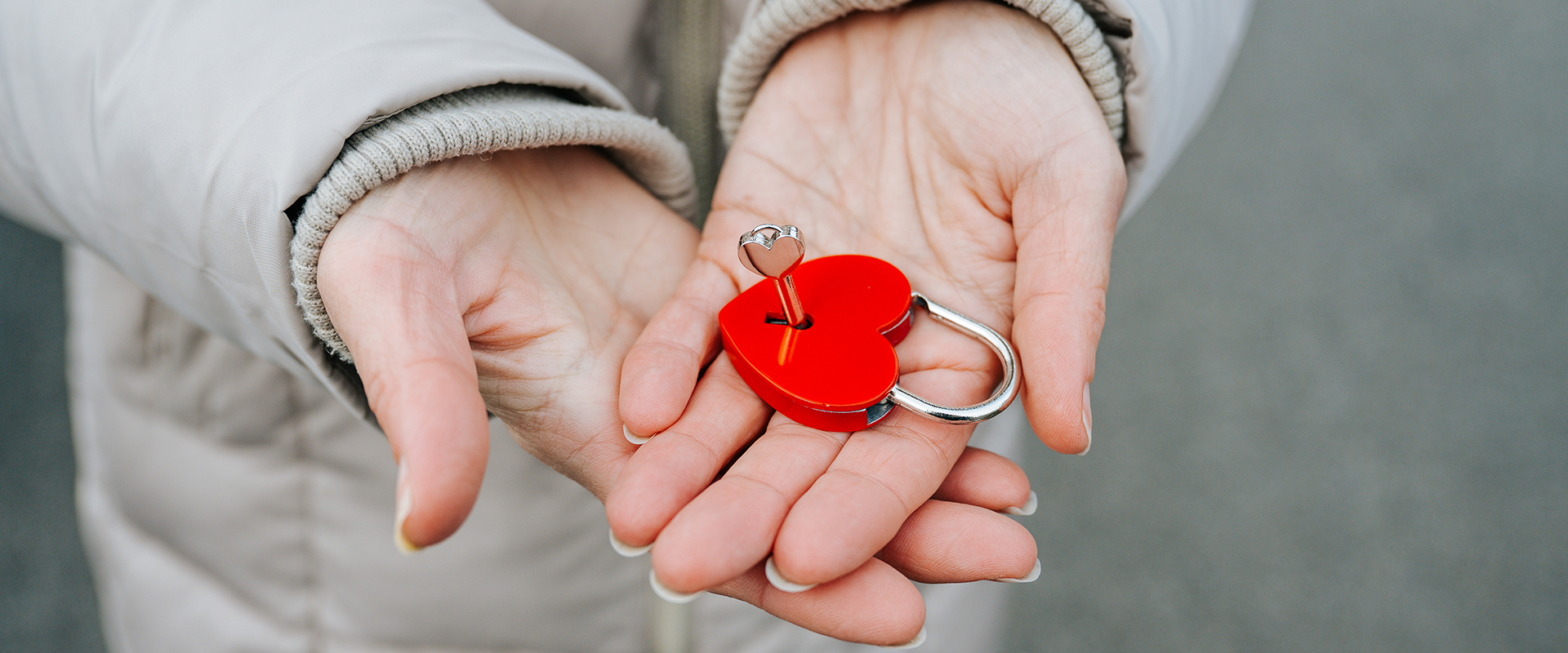 Een vrouw laat het hartslotje zien
