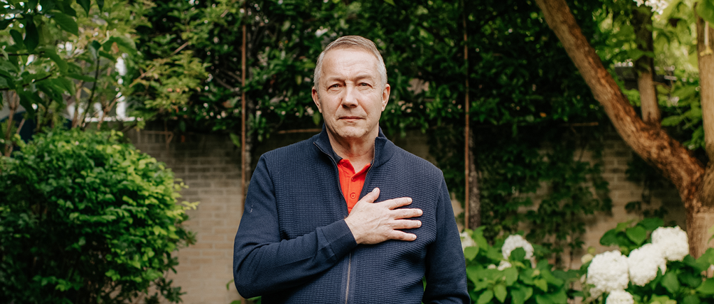 Thomas met hand op hart