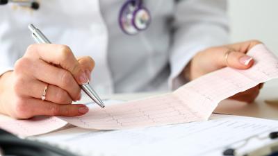 Een arts bekijkt een hartfilmpje