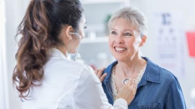 Een vrouw wordt behandeld