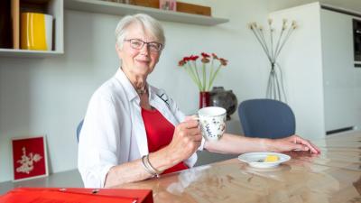 Ingrid drinkt koffie aan tafel