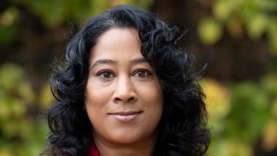 Vrouw met rood jasje