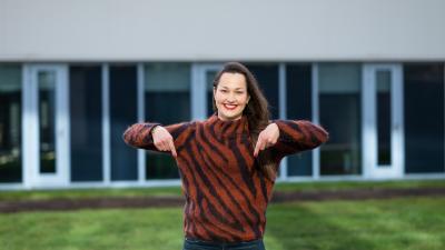 Een mevrouw wijst naar de optie om een periodieke gift vast te leggen