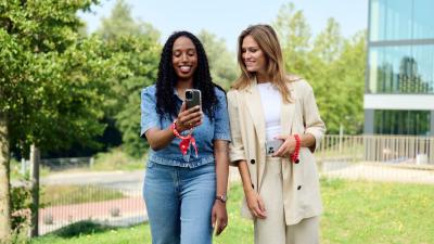 Dress red day-telefoonkoord-vriendinnen