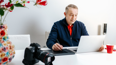 Thomas aan zijn bureau