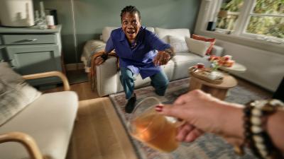 Een mevrouw ziet haar vriendin haar geschrokken aankijken, vlak voordat ze inzakt door een hartstilstand