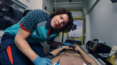 Op het beeld is het perspectief zichtbaar van iemand die ontwaakt na een hartstilstand in de ambulance
