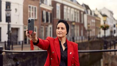 Nora Akachar houdt Dress Red Day koord vast
