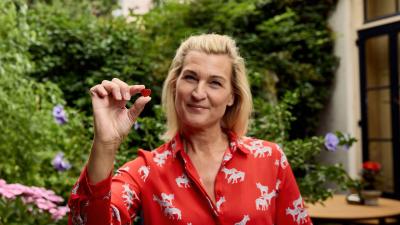 Barbara de Loor houdt Dress Red Day pin vast