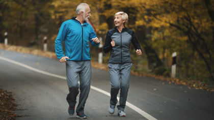 Man en vrouw joggen door het bos