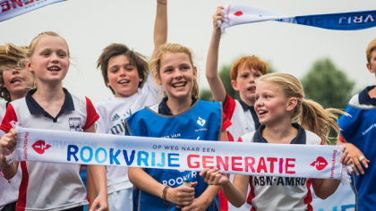 Kinderen houden banner rookvrije generatie vast