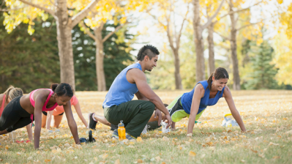 Mensen sporten in het park