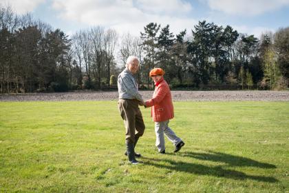 Ouder echtpaar wandelt door park