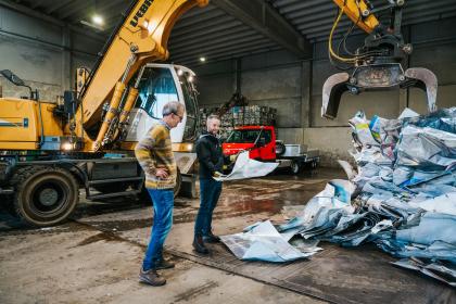 2 mannen aan het werk in een hal