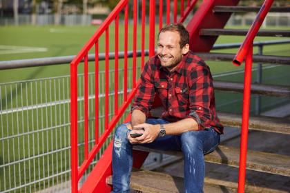 Daley blind zit op de trap