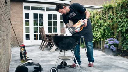 Gui gooit wat extra kolen op de barbecue