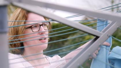 Jacqueline hangt de was aan de waslijn