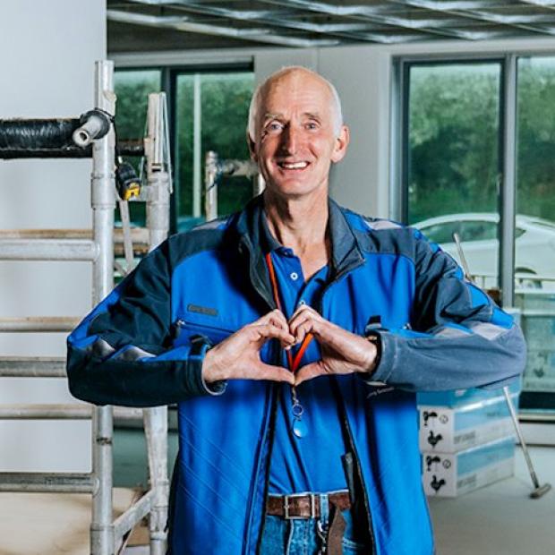 Een man vormt een hart met zijn handen