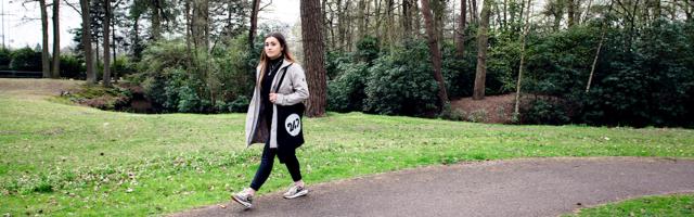 Melissa loopt door het park.