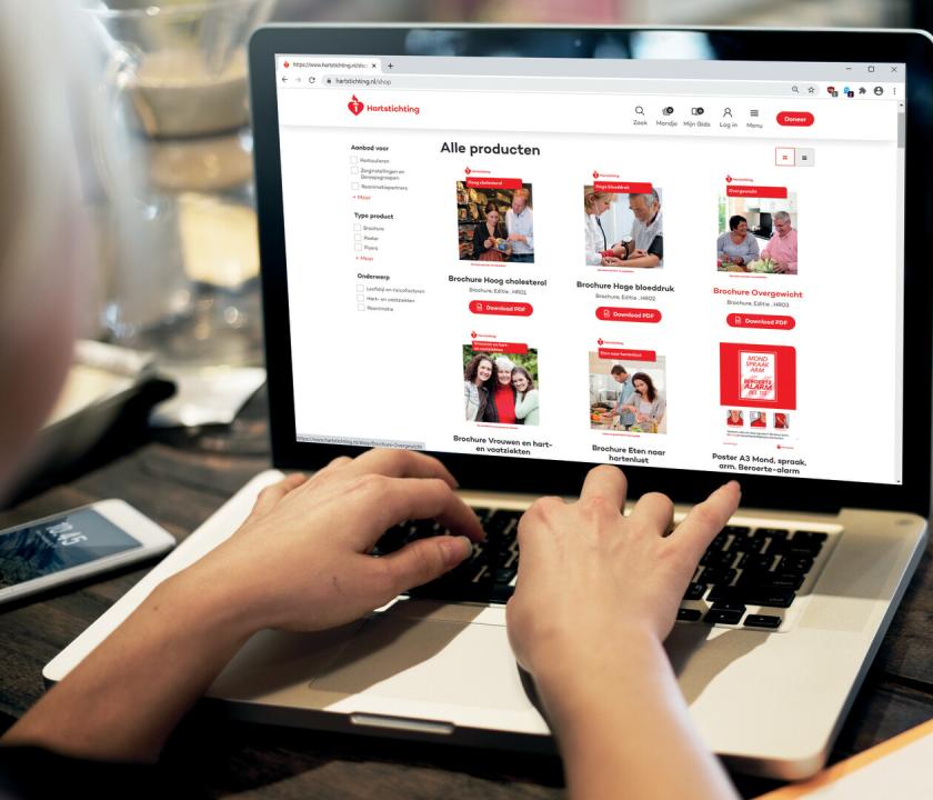 Iemand download een folder van de webshop