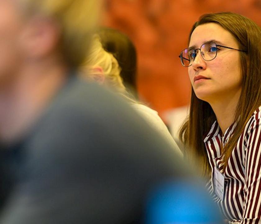 Cursusdeelnemers zitten achter elkaar te luisteren
