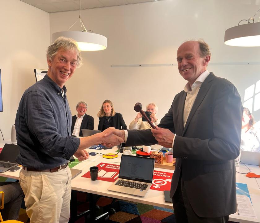 Arend Mosterd geeft de voorzittershamer van de WAR aan Arthur Wilde