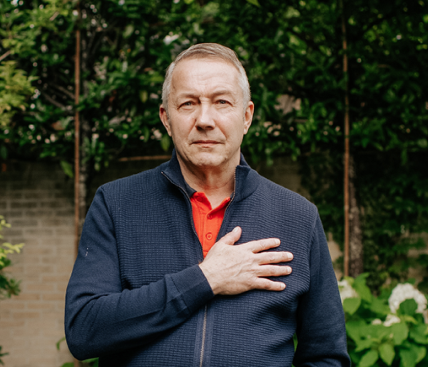 Thomas met hand op hart